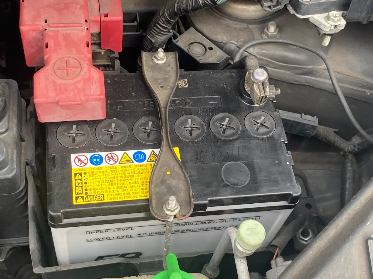 ワゴンR MH23Sのエンジンルームに搭載されたバッテリーと端子部分