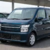 6代目ワゴンRに近い中古軽ワゴンの状態を販売店で確認する男性