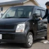 中古ワゴンRの外装状態を購入前に確認する日本人男性