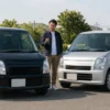 10年落ちと15年落ちのワゴンRを比較査定する日本人の所有者と査定員
