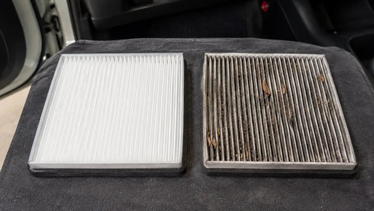 ワゴンR用の新品とほこりや落ち葉がたまった使用済みエアコンフィルター