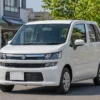 日本の街中に停車する白いワゴンRを斜め前方から見た外