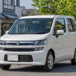 日本の街中に停車する白いワゴンRを斜め前方から見た外