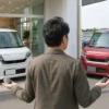 ワゴンRの新車と届出済未使用車のどちらを選ぶか比較する日本人男性