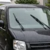 雨の中でフロントワイパーを作動させる黒いワゴンR