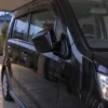 電動格納の途中で止まった黒いワゴンRの運転席側ドアミラー