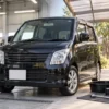 整備工場の整備士とDIY用品を背景にしたワゴンRのオイル交換比較